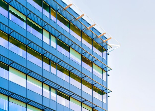 Fragment du gratte-ciel de l'immeuble de bureaux moderne du quartier des affaires