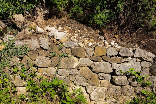 Fragment du mur de maçonnerie antique de la maison.