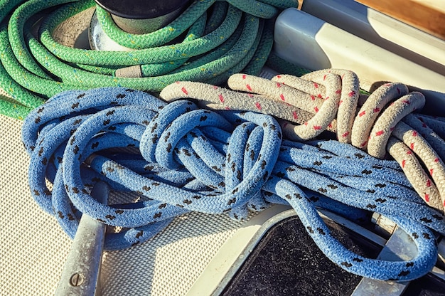 Fragment d'équipement de yacht. Câbles multicolores enroulés dans des écheveaux.