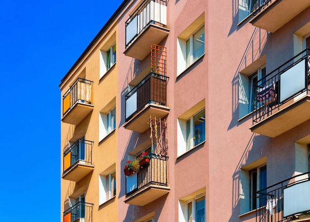 Fragment de la façade d'un immeuble résidentiel d'appartements en Pologne