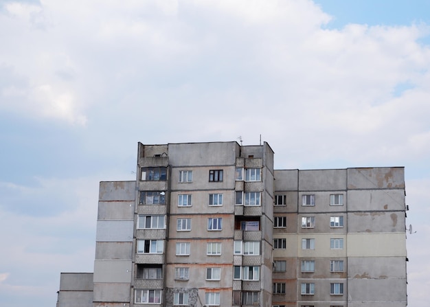 Fragment de la façade de l'un des tours d'habitation en série en Russie Ukraine