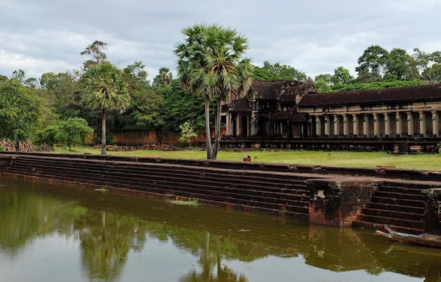 Un fragment d'un fossé et d'une colonnade dans le célèbre complexe de temples d'Angkor Wat au Cambodge