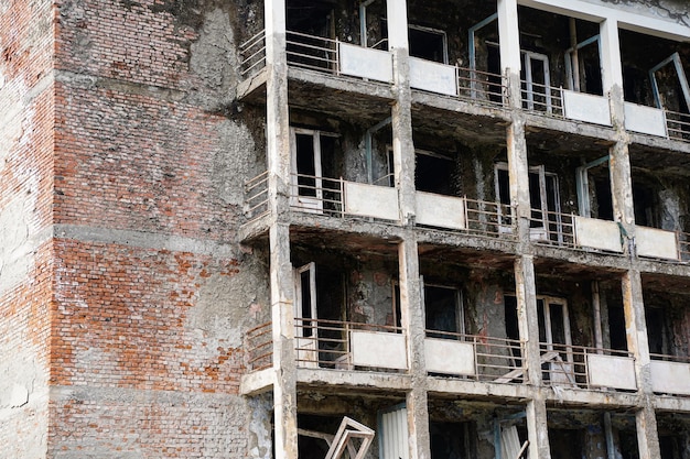Fragment d'un immeuble résidentiel à plusieurs étages abandonné Balcons détruits Manque de fenêtres et de portes