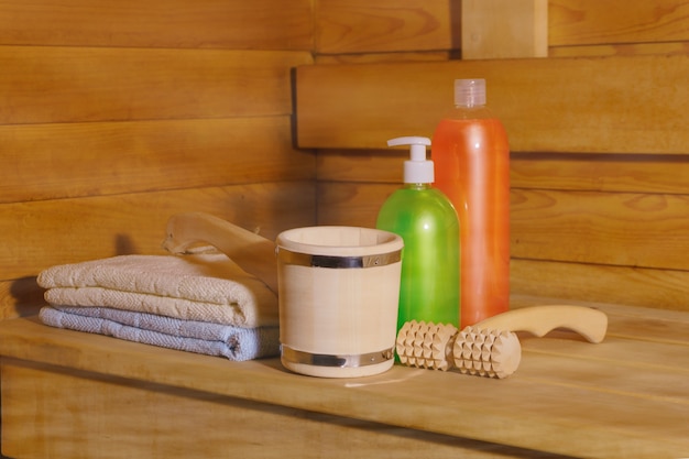 Photo fragment de l'intérieur d'un petit banya russe moderne avec quelques accessoires de bain à vapeur