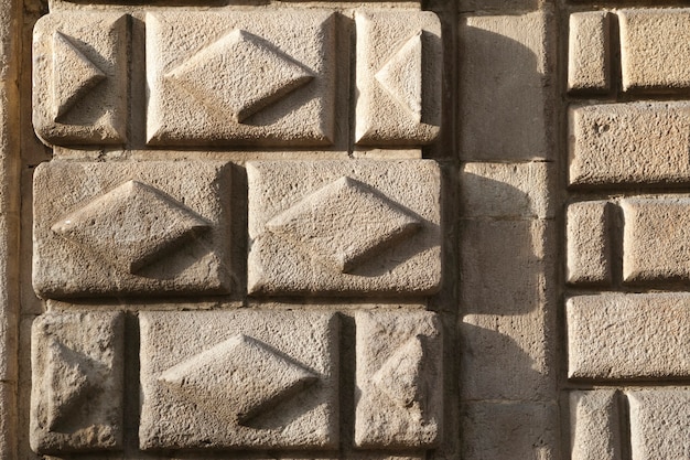 Fragment de mur de bâtiment ancien avec motif rhombique à Barcelone