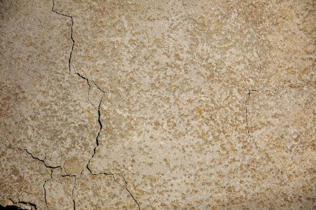 un fragment d'un mur de béton avec des fissures et des défauts de plâtre texture