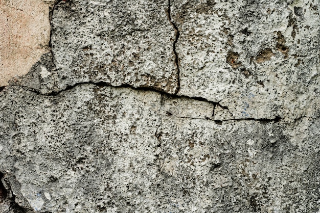 Fragment de mur avec fond rayures et fissures