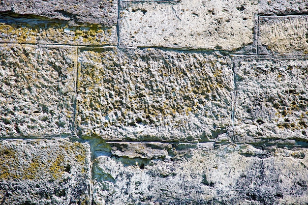 Fragment d'un mur d'une pierre ébréchée.