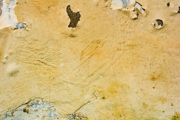 Fragment de mur avec des rayures et des fissures