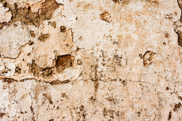 Fragment de mur avec des rayures et des fissures