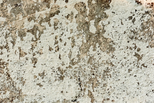 Fragment de mur avec des rayures et des fissures