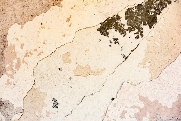 Fragment de mur avec des rayures et des fissures