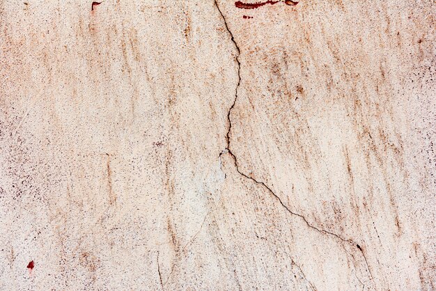 Fragment de mur avec des rayures et des fissures