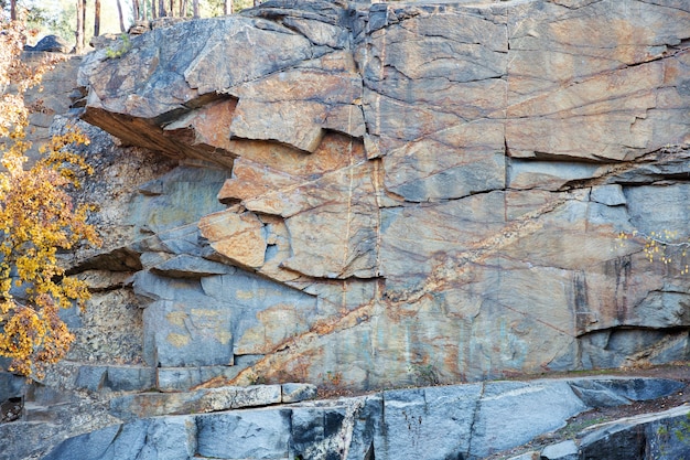 Fragment des murs en pierre naturelle fissurés et ébréchés