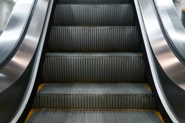 Fragment de la partie inférieure d'un escalator conventionnel