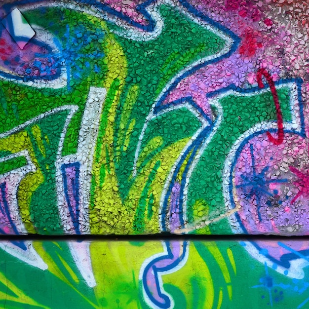 Photo fragment de peintures de graffiti colorées street art avec des contours et des ombres bouchent