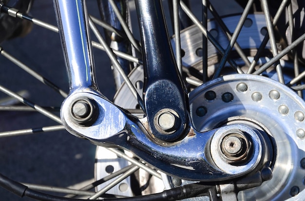 Fragment de roue chromée brillante de moto classique