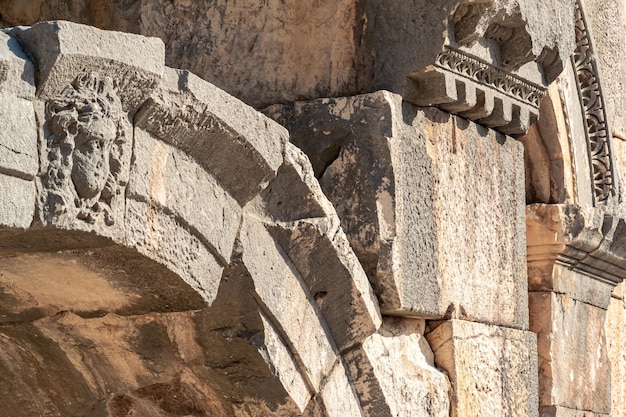 Fragment de ruines d'un majestueux bâtiment grec ancien amphithéâtre antique à Myra maintenant Demre Turquie