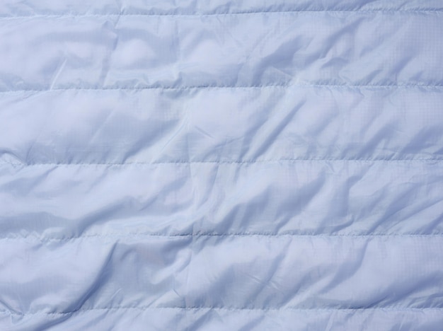 Un fragment de tissu bleu avec rembourrage en duvet et tissu de couture pour vestes et manteaux