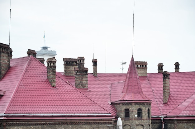 Fragment d&#39;un toit en métal du vieil immeuble restauré de plusieurs étages à Lviv, Ukraine
