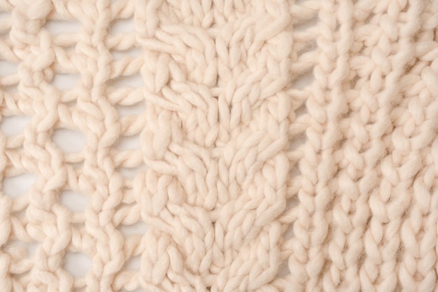 Un fragment de tricot beige tricoté à partir de laine de mouton blanche