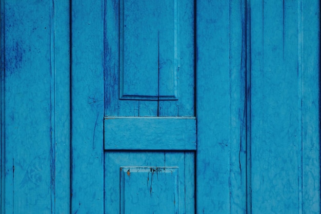 Fragment d'une vieille porte en bois peinte en bleu texture de fond pour la conception