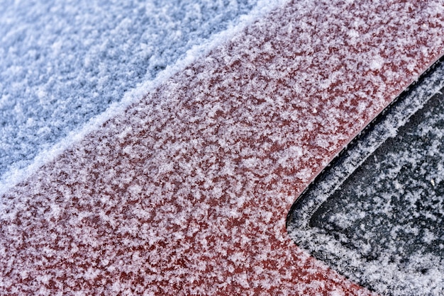 Fragment de la voiture couverte de neige et