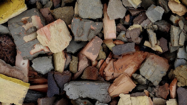 Fragments de briques cassées et fond de texture en béton