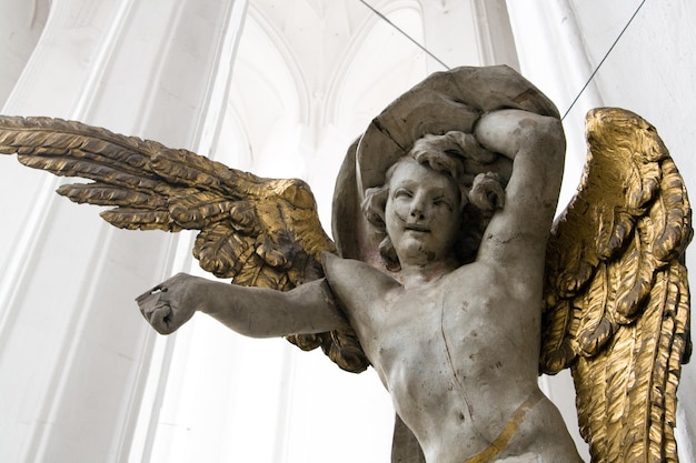 Fragments de sculptures antiques dans l'un des temples européens