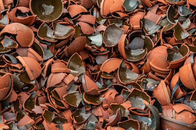 Fragments de tasses contenant du latex d'hévéa à l'extérieur du village de poterie traditionnel de la ville de Tay Ninh Vietnam Concept d'affaires et de voyage