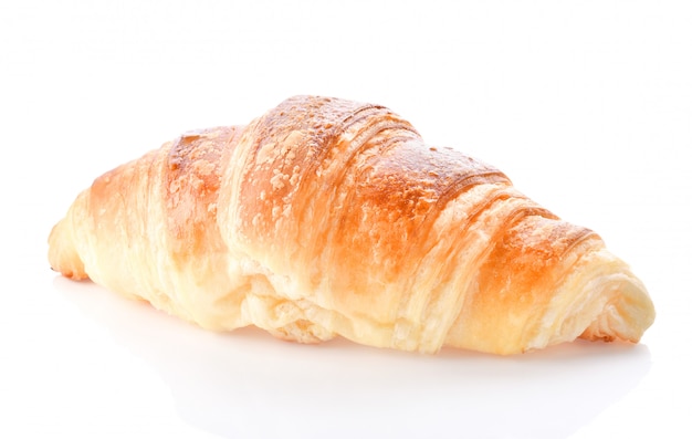 Fraîchement croissant isolé sur fond blanc