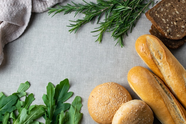 Fraîchement cuit du pain, des herbes et des légumes verts sur une table