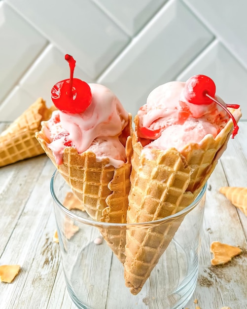 La fraîcheur de la glace douce et le dessert savoureux chocolat et fraise