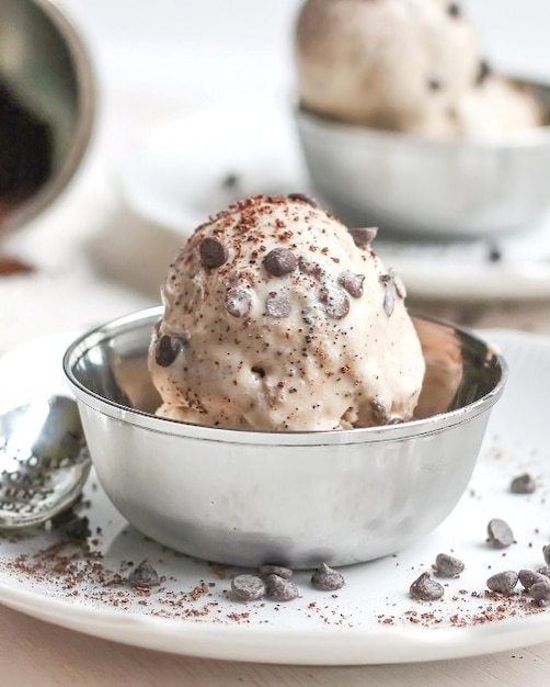 La fraîcheur de la glace douce et le dessert savoureux chocolat et fraise