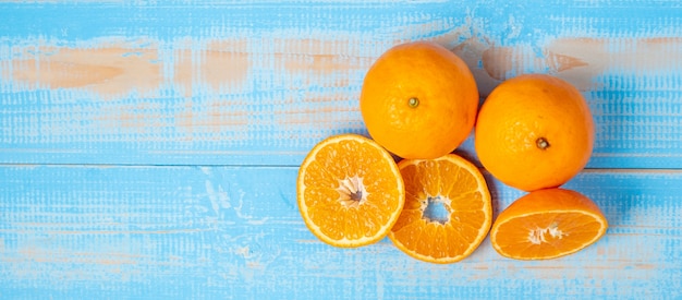 Fraîcheur Mandarines sur une table en bois