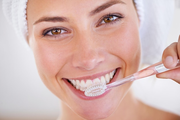 Fraîcheur mentholée. Portrait d'une superbe femme se brossant les dents.