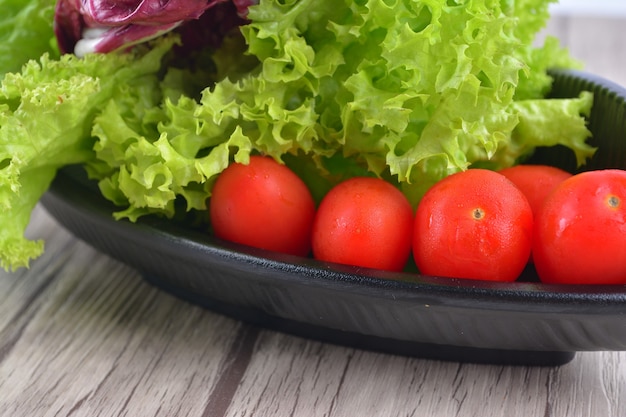 Frais Close up Tomate cerise avec salade de laitue