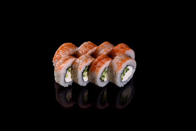 Frais délicieux beaux rouleaux de sushi sur un fond sombre