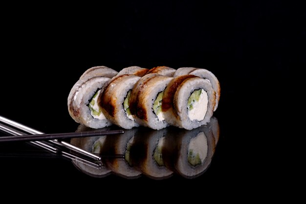 Frais délicieux beaux rouleaux de sushi sur un fond sombre