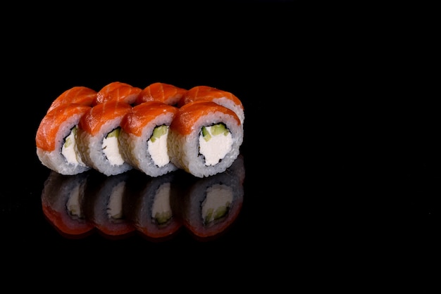 Frais délicieux beaux rouleaux de sushi sur un fond sombre