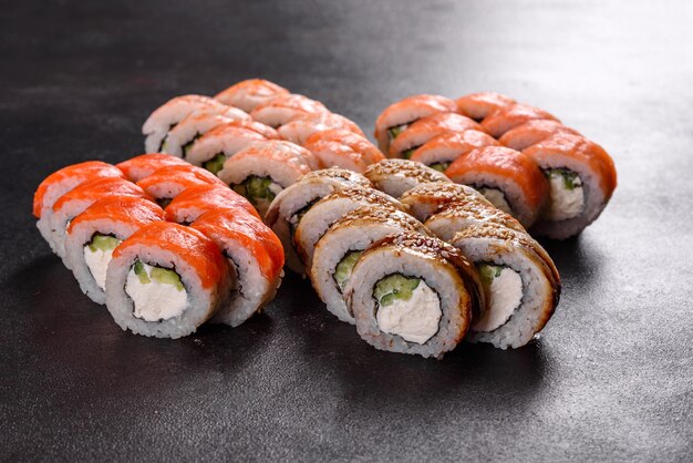 Frais délicieux beaux rouleaux de sushi sur un fond sombre