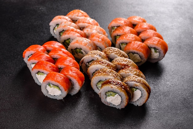 Frais délicieux beaux rouleaux de sushi sur un fond sombre
