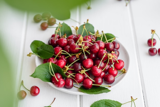 Frais délicieux cerises rouges vives