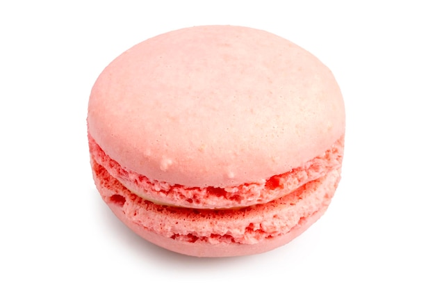 Frais fait maison rose fraise Macaron isolé sur fond blanc avec un tracé de détourage