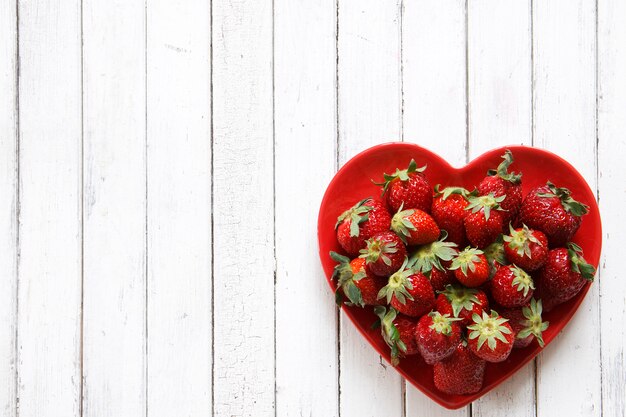 Frais, fraises rouges, sur, rouge, plaque coeur