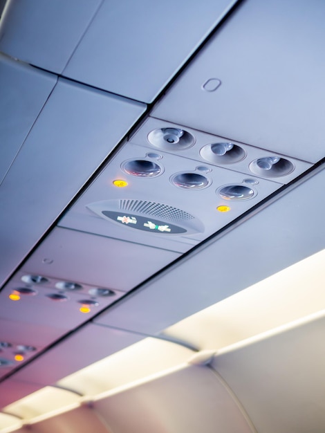 Frais généraux du panneau de commande et icônes dans l'avion de classe économique cabinexAin pour régler la climatisation et les lumières