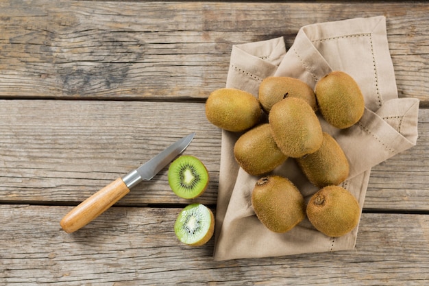 Frais généraux de kiwis avec couteau sur table en bois