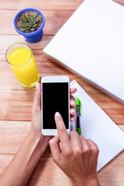 Frais généraux des mains féminines à l&#39;aide de smartphone