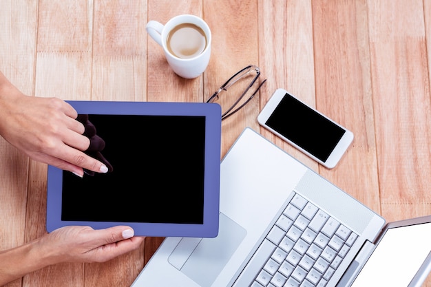 Frais généraux de mains féminines avec tablette