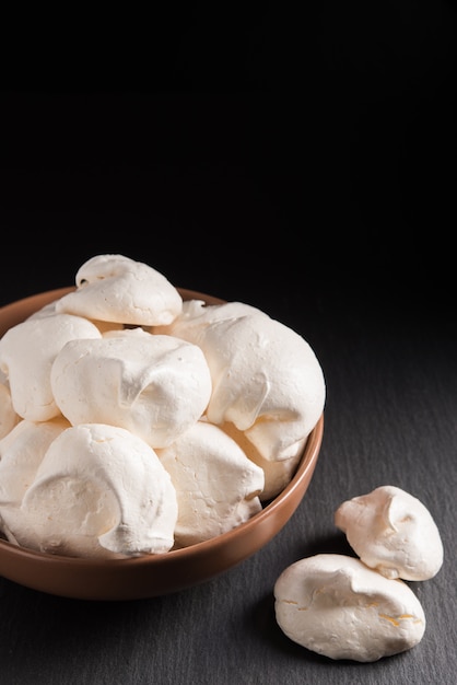 Frais meringue cuite au four sur fond noir